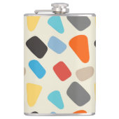 Multicolor-Kieselsteine im weißen Hintergrund Flachmann (Vorderseite)