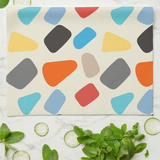 Multicolor-Kieselsteine im weißen Hintergrund Geschirrtuch (Gefaltet)