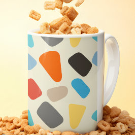 Multicolor-Kieselsteine im weißen Hintergrund Kaffeetasse