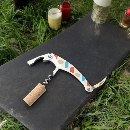 Multicolor-Kieselsteine im weißen Hintergrund Kellnermesser