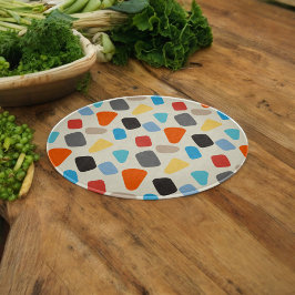 Multicolor-Kieselsteine im weißen Hintergrund Schneidebrett