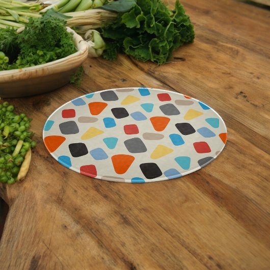 Multicolor-Kieselsteine im weißen Hintergrund Schneidebrett