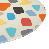 Multicolor-Kieselsteine im weißen Hintergrund Schneidebrett (Ecke)