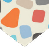 Multicolor-Kieselsteine im weißen Hintergrund Tischdecke (Schrägansicht)