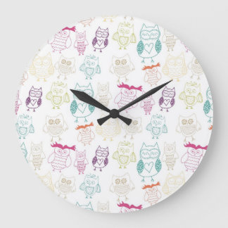 Multicolored Doodle Owls Große Wanduhr