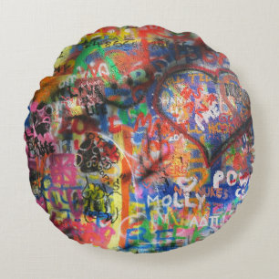 Multicolored graffiti on concrete wall rundes kissen