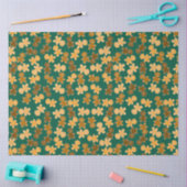 Multicultural Gingerbread Man Pattern on Green Seidenpapier (Basteln)