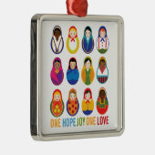 Multikulturelle Verschachtelungs-Puppen ein Silbernes Ornament (Rechts)