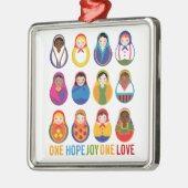 Multikulturelle Verschachtelungs-Puppen ein Silbernes Ornament (Links)