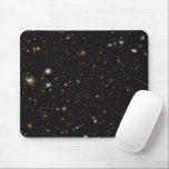 Multiwellenlänge-Galaxien | Hubble & JWST Mousepad<br><div class="desc">Dies ist eine Ansicht eines mehrwellenigen Bildes, das drei Farben aus Hubble (Ultraviolett/sichtbares Licht) und acht Farben aus dem JWST (Near-Infrared) kombiniert. Dieses Panorama besteht aus hunderten von entfernten Galaxien mit nicht so vielen Sternen (Lichtpunkte mit Beugungsspitzen). Die entferntesten und schwächsten Objekte im Bild sind etwa 1 Milliarde Mal schwächer...</div>