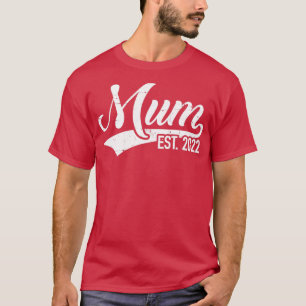 Mum est 2022 zur Schwangerschaftsankündigung T-Shirt