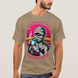 Mumifiziert, aber koffeinhaltig Lustiges Geschenk T-Shirt