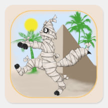 Mumikatze, die an der Pyramide vorbeigeht