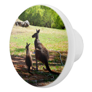 Mummy Kangaroo mit ihrer Joey, Keramikknauf