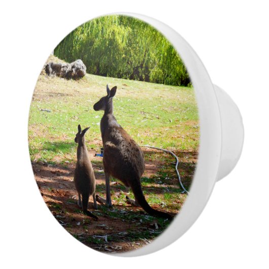 Mummy Kangaroo mit ihrer Joey, Keramikknauf (Rechts)