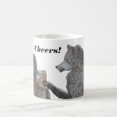 Mummy und Werewolf Drinking Beer Cheers Tasse (Mittel)