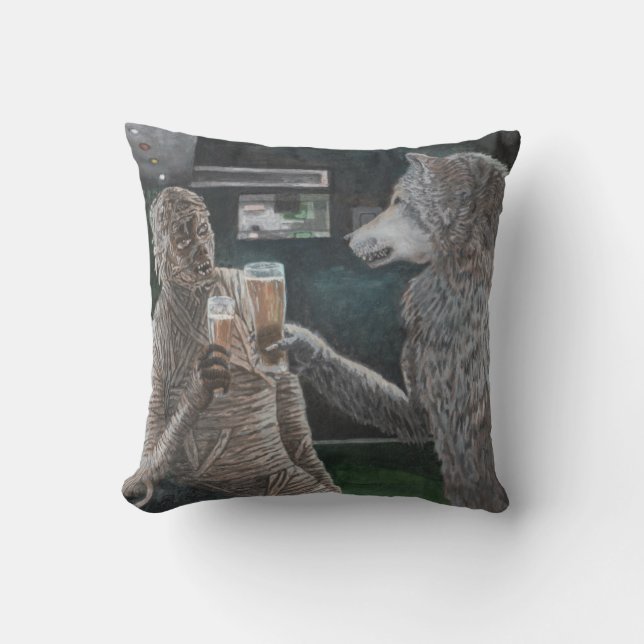 Mummy und Werewolf trinken Bier Throw Kissen (Vorderseite)