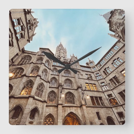 Münchener Uhr, Rathaus-Glockenspiel, Quadratische Wanduhr (Vorderseite)