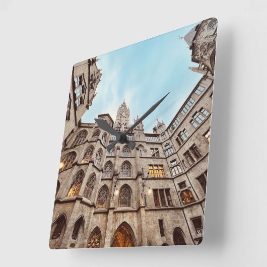 Münchener Uhr, Rathaus-Glockenspiel, Quadratische Wanduhr (Winkel)