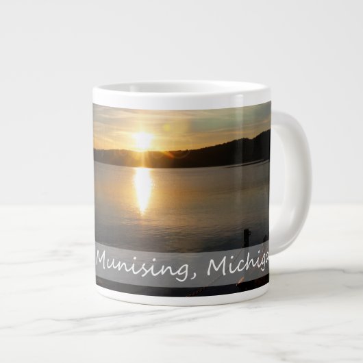 Munising Michigan Jumbo-Tasse (Vorderseite Rechts)