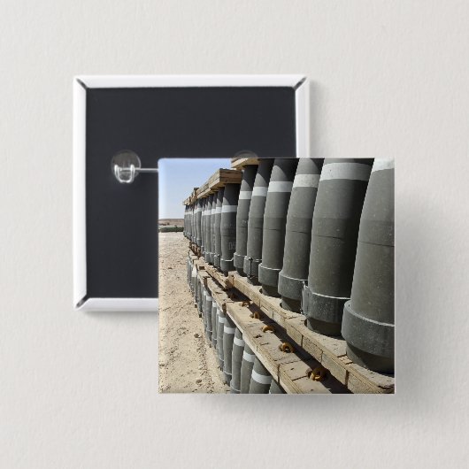 Munitionsreihen werden gestapelt und vorgepfercht button (Vorne & Hinten)