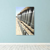 Munitionsreihen werden gestapelt und vorgepfercht leinwanddruck (Insitu (Holzboden))