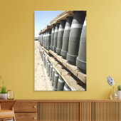 Munitionsreihen werden gestapelt und vorgepfercht leinwanddruck (Insitu (Wohnzimmer))