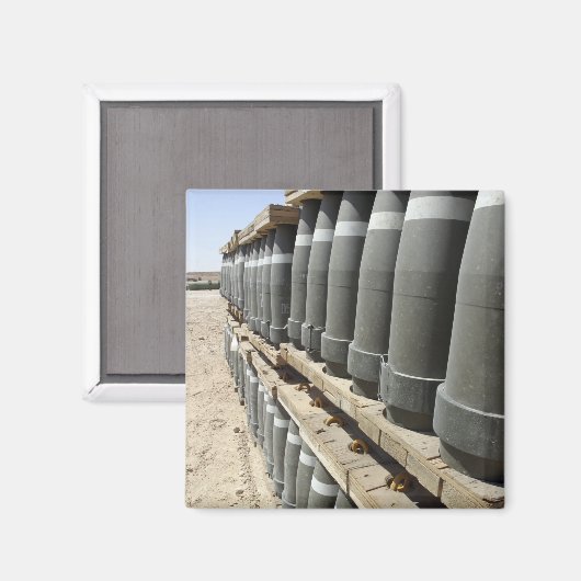 Munitionsreihen werden gestapelt und vorgepfercht magnet (Vorderseite/Rückseite)