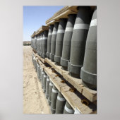 Munitionsreihen werden gestapelt und vorgepfercht poster (Vorne)