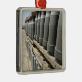 Munitionsreihen werden gestapelt und vorgepfercht silbernes ornament (Rechts)