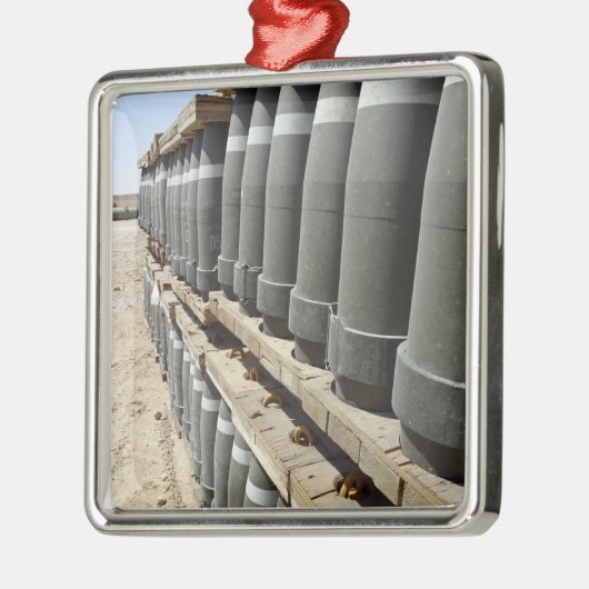 Munitionsreihen werden gestapelt und vorgepfercht silbernes ornament (Links)