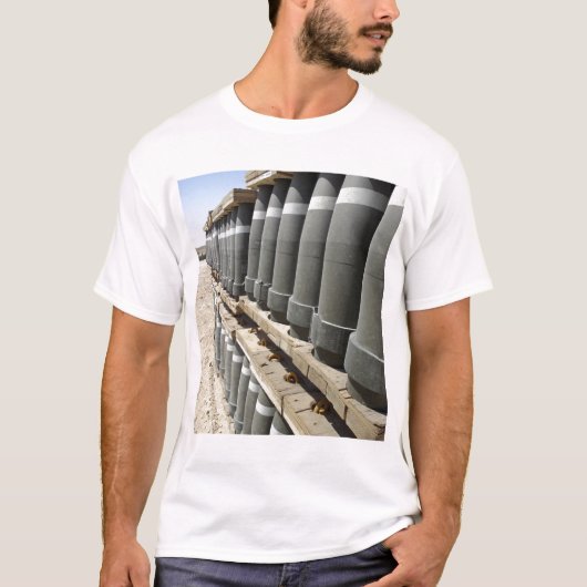Munitionsreihen werden gestapelt und vorgepfercht T-Shirt (Vorderseite)