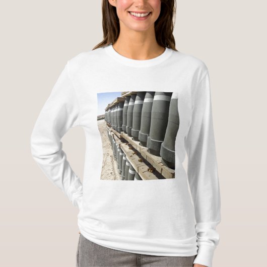 Munitionsreihen werden gestapelt und vorgepfercht T-Shirt (Vorderseite)