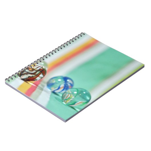 Murmeln auf gestreiftem Hintergrund Notizblock (Linke Seite)