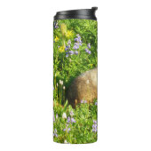 Murmeltier in Mount Rainier Wildblumen Thermosbecher (Nach links gedreht)