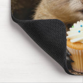 Murmeltiers mit einem Geburtstagscupcake Mousepad (Ecke)