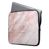 Mürrisch elegantes Monogramm auf Rose-Goldmarmor Laptopschutzhülle (Vorderseite Links)