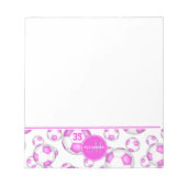 Mürrisch rosa und weiße Fußballbälle personalisier Notizblock (Vorderseite)