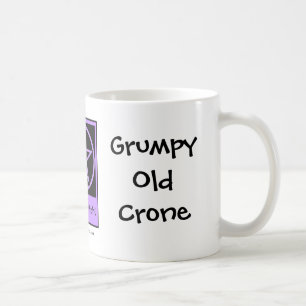 Mürrische alte alte Frau ein unverschämte Kaffeetasse