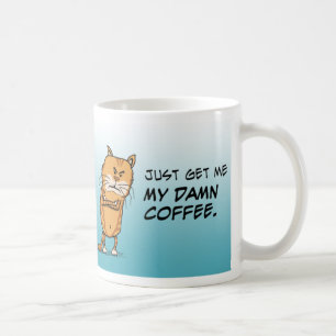 Mürrische Katze will Kaffee Kaffeetasse