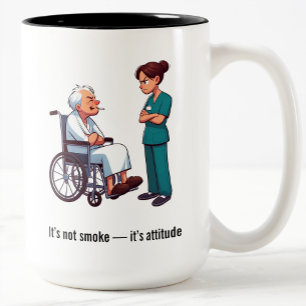 Mürrische Krankenschwester gegen rauchenden Senior Zweifarbige Tasse