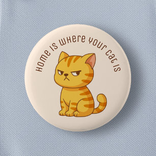 Mürrische orange getigerte Katze mit individuellem Button