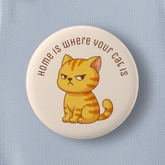 Mürrische orange getigerte Katze mit individuellem Button