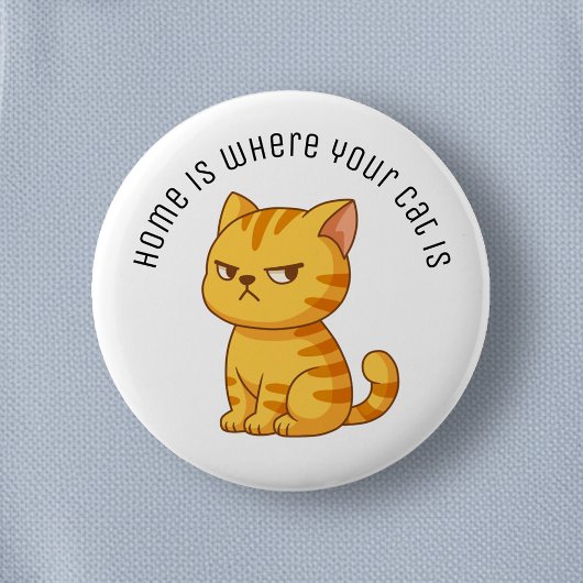 Mürrische orange getigerte Katze mit individuellem Button