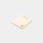 Mürrische orange getigerte Katze mit individuellem Post-it Klebezettel (angewinkelt)
