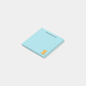 Mürrische orange getigerte Katze mit individuellem Post-it Klebezettel (angewinkelt)