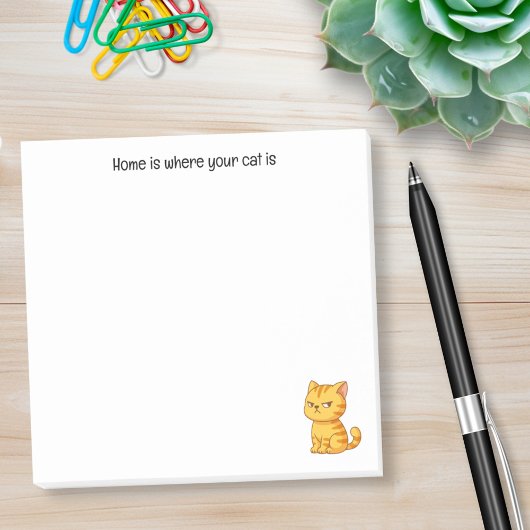 Mürrische orange getigerte Katze mit individuellem Post-it Klebezettel