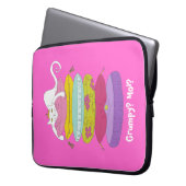 Mürrische Prinzessinkatze und die Laptopschutzhülle (Vorderseite Links)