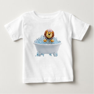 Mürrische Zeichentrick-Löwe beim Schaumbad 3D Illu Baby T-shirt