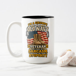 Mürrischer alter Marineveteran Sarkasmus hängt von Zweifarbige Tasse